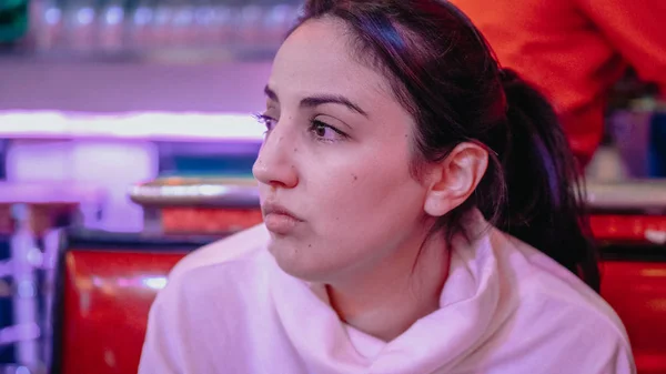 Jeune femme dans un restaurant américain — Photo