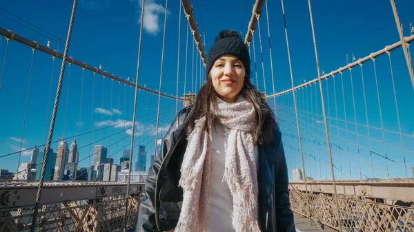 Happy girl in New York enjoy the beautiful Brooklyn Bridge — Stock Photo, Image