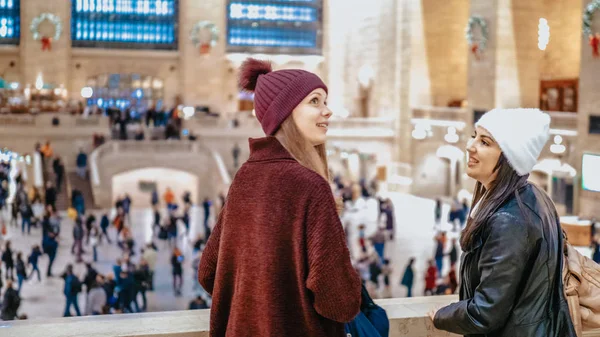 Genç kadınlar Grand Central İstasyonu New York ziyaret — Stok fotoğraf