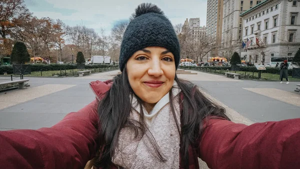 Young beautiful girl shoots a selfie video in the streets of New York — Stock Photo, Image