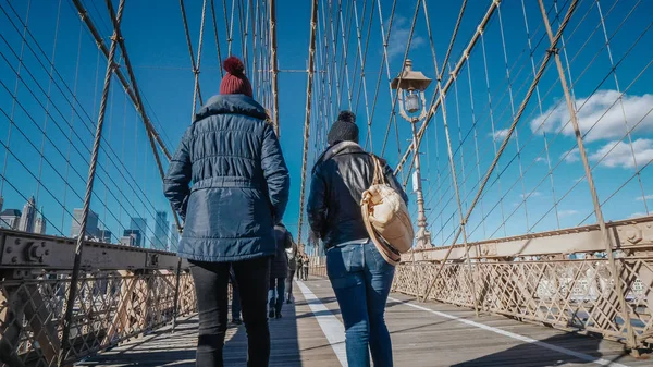 İki kız New York'ta ünlü Brooklyn Köprüsü üzerinde yürümek — Stok fotoğraf