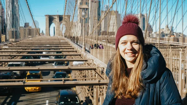 Jeune belle femme se détend sur le pont de Brooklyn tout en profitant de la vue incroyable — Photo