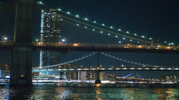 Los puentes sobre el río Hudson son un lugar romántico por la noche —  Fotos de Stock