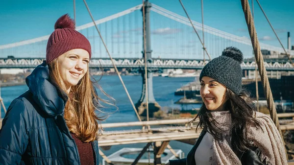 Dvě dívky chodit přes známý Brooklynský most v New Yorku — Stock fotografie