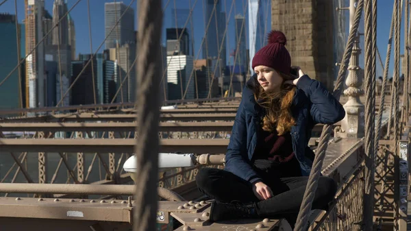 Krásná dívka na Brooklyn Bridge má za slunečného dne při odpočinku — Stock fotografie