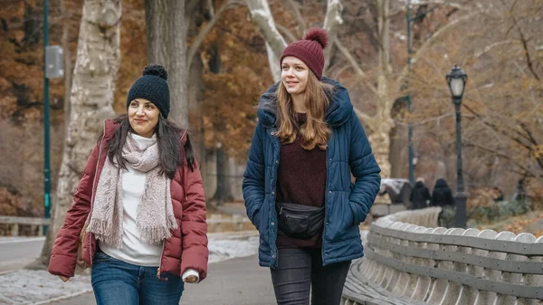 Zwei junge Frauen auf einer Reise nach New York machen einen entspannten Spaziergang im Central Park — Stockfoto