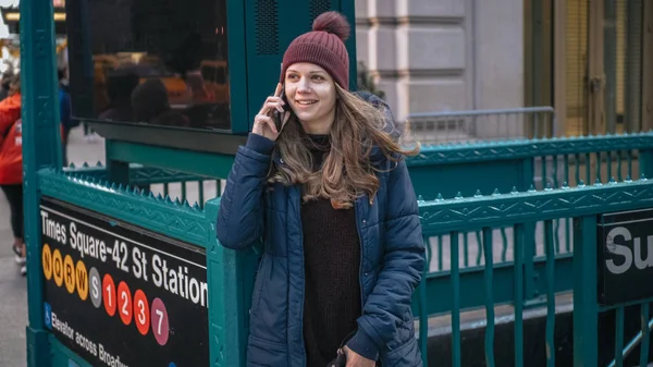 纽约的年轻女子在电话里讲话 — 图库照片