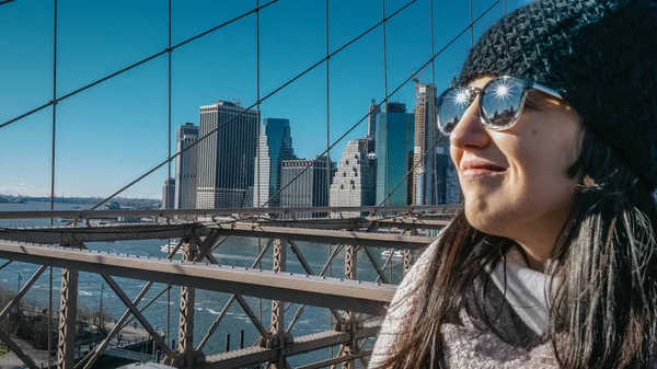 Mulher bonita nova na ponte de Brooklyn New York goza de um dia ensolarado maravilhoso — Fotografia de Stock