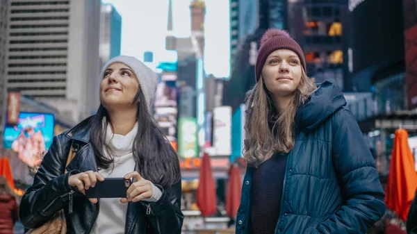 Две девушки на экскурсию в Нью-Йорк — стоковое фото
