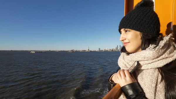 Jeune et belle femme sur un ferry à New York — Photo