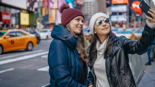 Two friends enjoy their vacation trip to New York — Stock Photo, Image