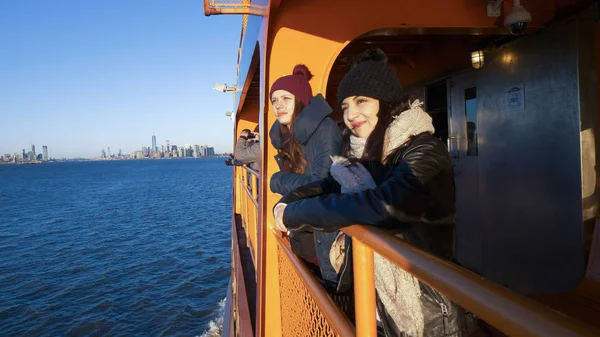 Dos chicas montan en el ferry de Staten Island en un día soleado —  Fotos de Stock