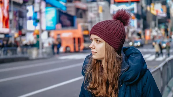 Jeune belle femme dans les rues de New York pour faire du tourisme — Photo