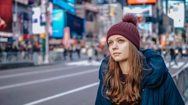 Jeune belle femme dans les rues de New York pour faire du tourisme — Photo