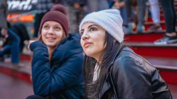 Two girls sit on famous Father Duffy steps at Times Square New York — Stock Photo, Image