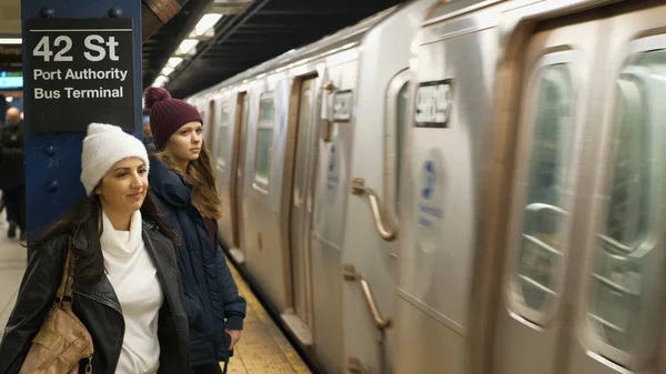 Две девушки в Нью-Йорке ждут метро — стоковое фото