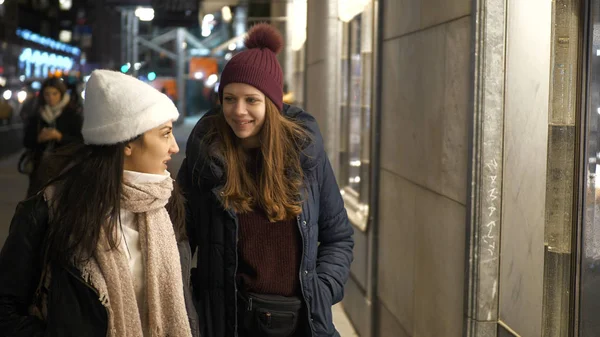 Dos chicas en un viaje de compras en Nueva York caminan por los escaparates — Foto de Stock