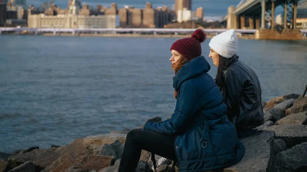 Dos amigos en Nueva York disfrutan de la increíble vista sobre el horizonte de Manhattan — Foto de Stock