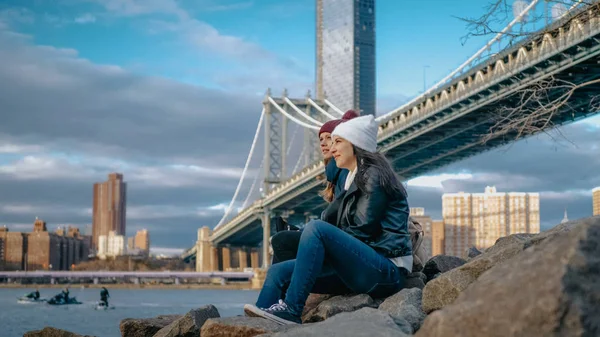 Un voyage touristique incroyable à New York relaxant au Manhattan Bridge — Photo