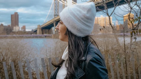 Une jeune femme marche le long de la rivière Hudson au Brooklyn Bridge New York — Photo