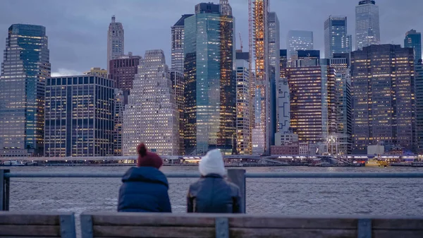Dos jóvenes disfrutan de una maravillosa velada en el horizonte de Manhattan en Nueva York — Foto de Stock