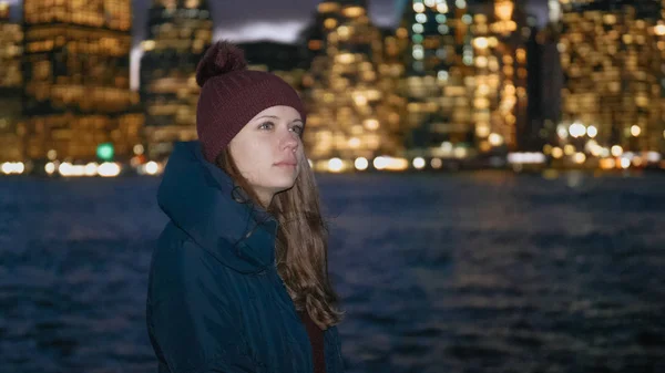 Young woman enjoys the fantastic view over the Manhattan skyline by night — Stock Photo, Image