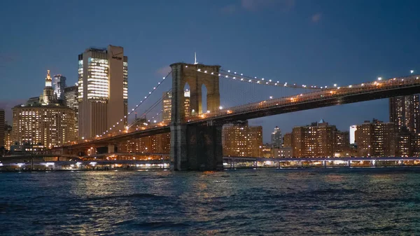 Vackra Brooklyn Bridge New York på natten — Stockfoto