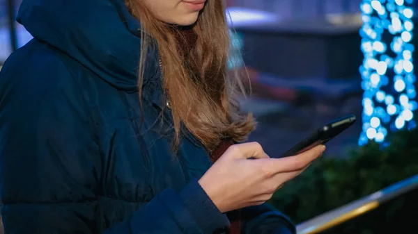 La giovane donna sta mandando un messaggio sul suo cellulare. — Foto Stock