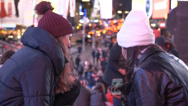 Duas meninas em Nova York desfrutar da vista incrível sobre Times Square à noite — Fotografia de Stock