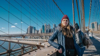 Bir yürüyüş üzerinde ünlü Brooklyn Köprüsü'nün New York manzaralı