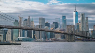 Brooklyn Köprüsü ile Manhattan skyline üzerinde şaşırtıcı görünümü