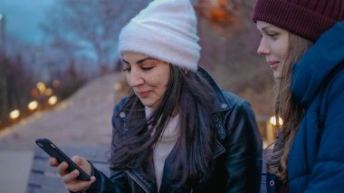 İki genç kadın, New York'taki Manhattan siluetinin muhteşem bir akşam zevk