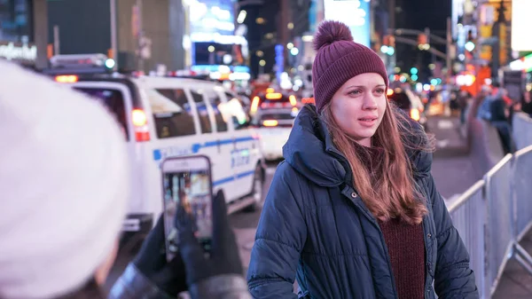 Duas meninas em Nova York tirar fotos em Times Square — Fotografia de Stock