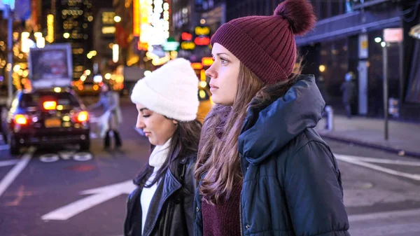 マンハッタンへ観光旅行をしながら夜にタイムズ スクエア ニューヨークを歩いてください。 — ストック写真