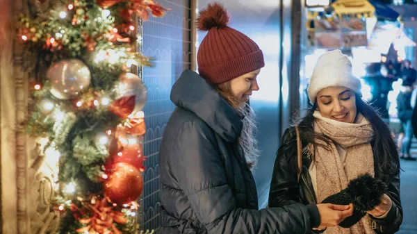 Two girls do Christmas Shopping in New York — Stock Photo, Image