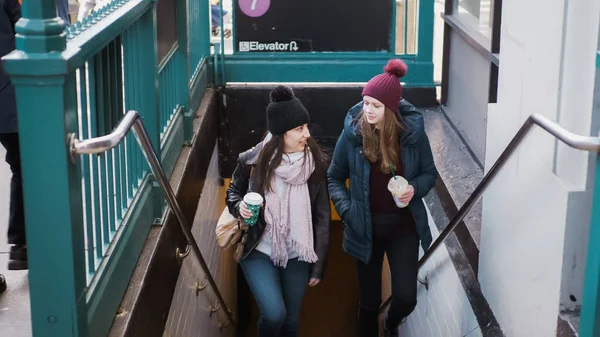 Dos mujeres jóvenes en una estación de metro de Nueva York — Foto de Stock