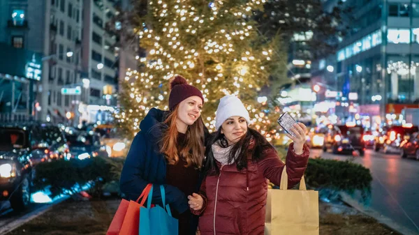 Two girls shop Christmas presents in New York — Stock Photo, Image