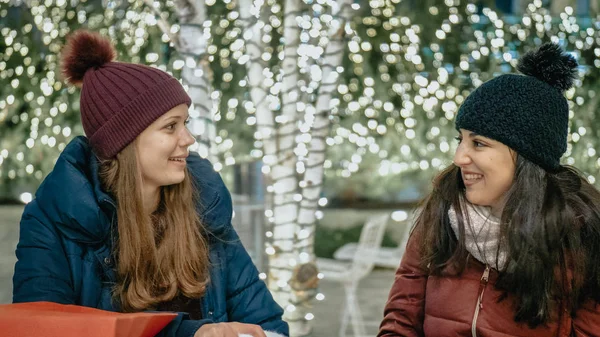 Two girls in New York at Christmas time enjoy shopping presents — Stock Photo, Image