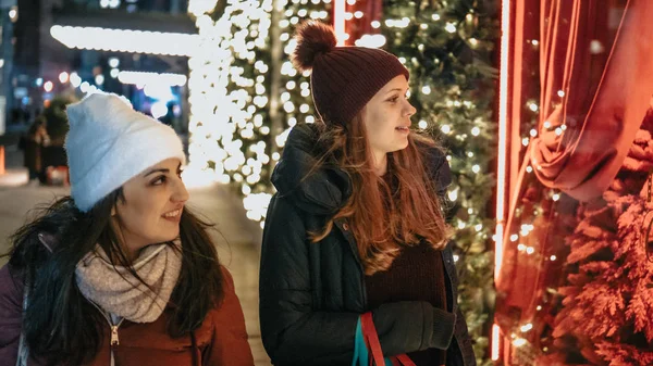 Christmas shopping in the streets of New York — Stock Photo, Image