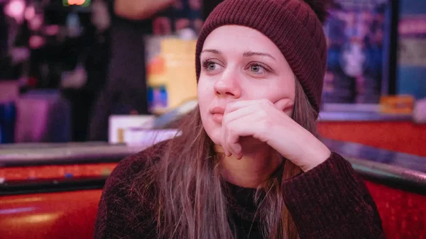 Mujer joven en un restaurante americano — Foto de Stock