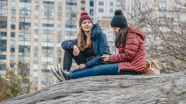 Due ragazze si siedono su una roccia a Central Park New York — Foto Stock