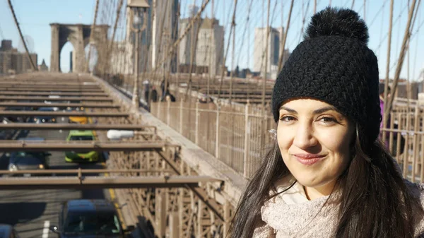 Krásná dívka se těší na procházku nad Brooklynským mostem New York — Stock fotografie