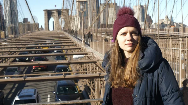 Bella ragazza gode la passeggiata sul ponte di Brooklyn New York — Foto Stock