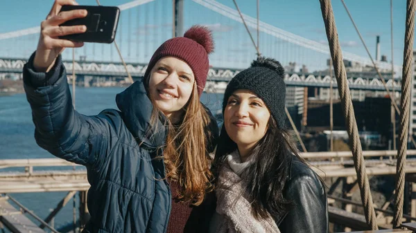 Due ragazze camminano sul famoso ponte di Brooklyn a New York — Foto Stock