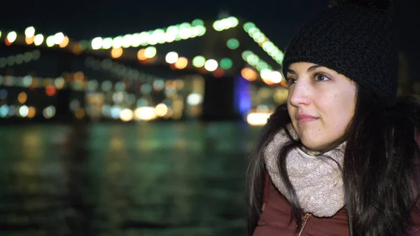 Desfrutando de um tempo maravilhoso em Nova York na Brooklyn Bridge à noite — Fotografia de Stock