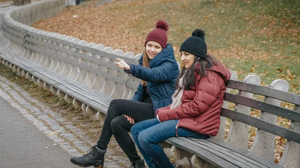 Twee meisjes in Central Park New York zitten op een bankje om te ontspannen — Stockfoto