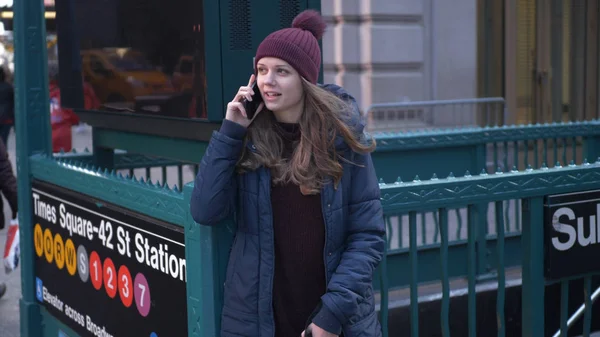 Молодая женщина в Нью-Йорке говорит по телефону — стоковое фото