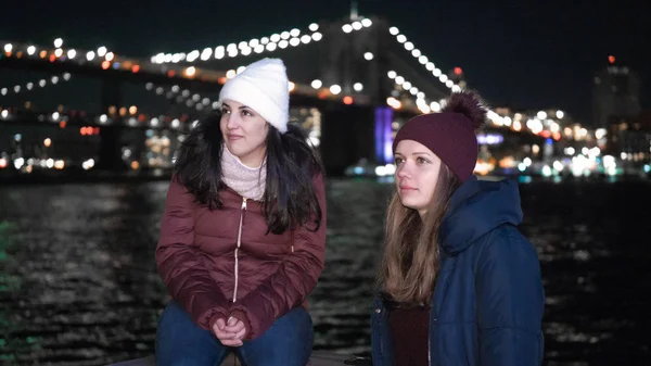 Due ragazze a New York godono il posto più bello della città a Brooklyn Bridge — Foto Stock