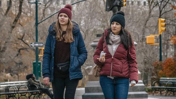 Duas jovens em uma viagem a Nova York dar um passeio relaxante no Central Park — Fotografia de Stock