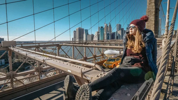 Fiatal gyönyörű nő a Brooklyn-híd New York-i élvez egy csodálatos napos — Stock Fotó